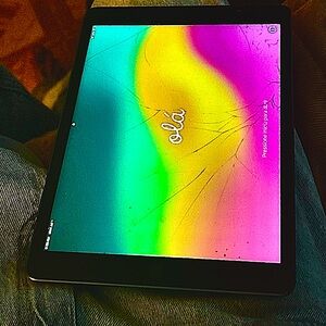 iPad 7th gen 32gb cracked but no issues